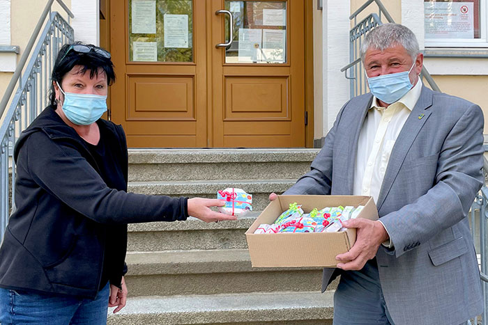 Die Leiterin der Kita „Hohwaldbienen“ Carola König nahm dieses Dankeschön vom Bürgermeister Peter Mühle gern entgegen Die Leiterin der Kita „Hohwaldbienen“ Carola König nahm dieses Dankeschön vom Bürgermeister Peter Mühle gern entgegen