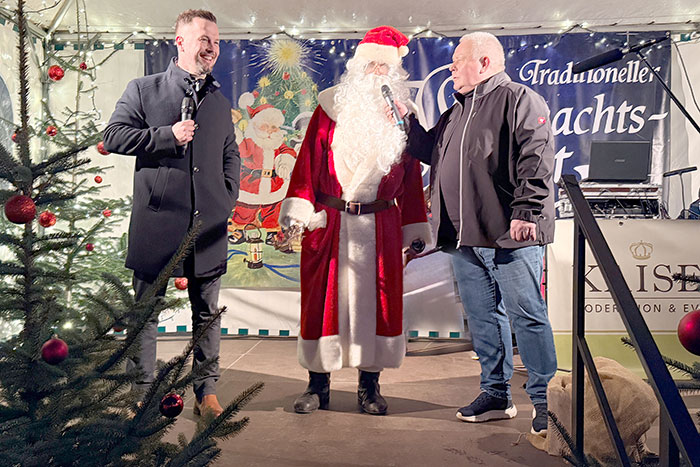 Eröffnung mit Bürgermeister Alexander Sachse, dem Weihnachtsmann und Gerald Kaiser (rechts) Eröffnung mit Bürgermeister Alexander Sachse, dem Weihnachtsmann und Gerald Kaiser (rechts)